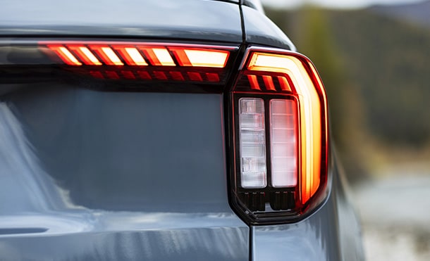 Explorer 2025, la SUV Deportiva con Luces Traseras con Diseño de Barra Integrada