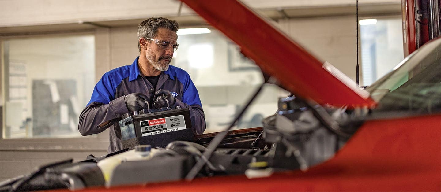 Arregla, da mantenimiento y haz compustura de tu vehículo Ford en los talleres oficiales